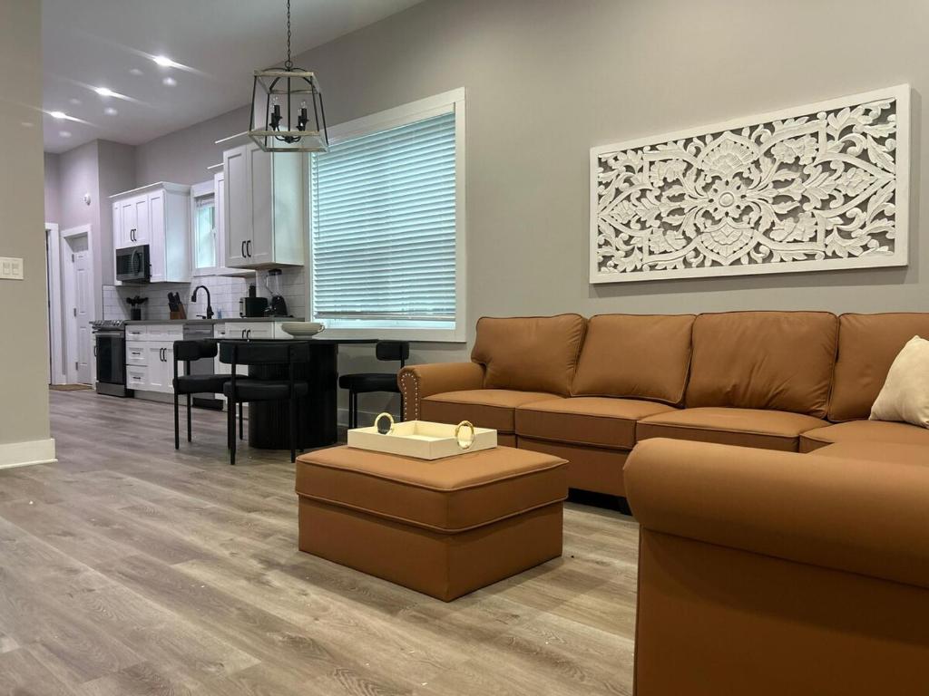 Et opholdsområde på Spacious Midtown Home Steps from Piedmont Park