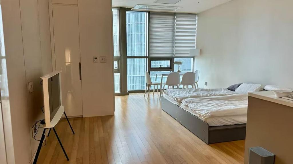 Ένα ή περισσότερα κρεβάτια σε δωμάτιο στο MODERN Luxury Skyscraper in the HEART OF SEOUL