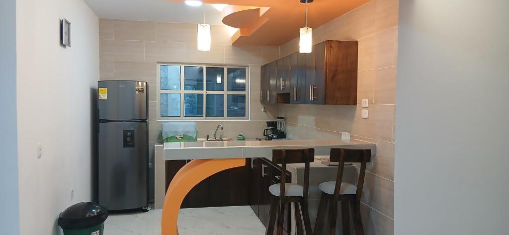 eine Küche mit Spüle und Kühlschrank in der Unterkunft Hospedaje MangleRojo - Cerca al Mar in Coveñas