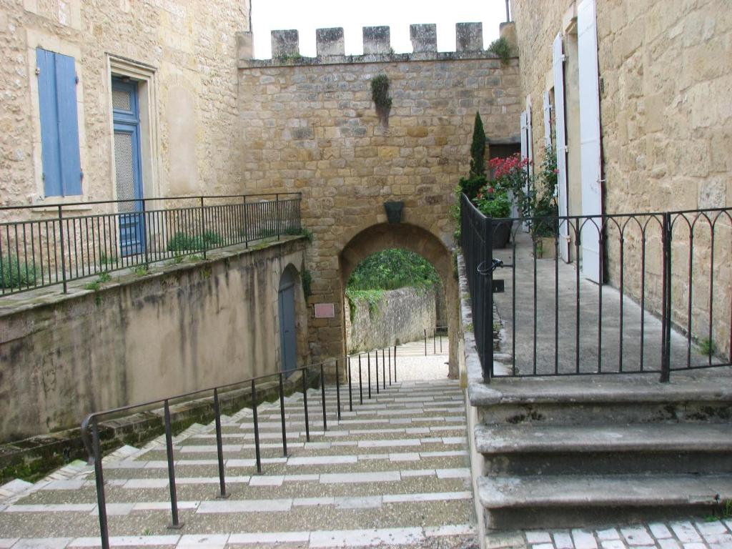eine Treppe, die zu einem Gebäude führt in der Unterkunft Duplex Carreyrou in Beaumont-du-Périgord