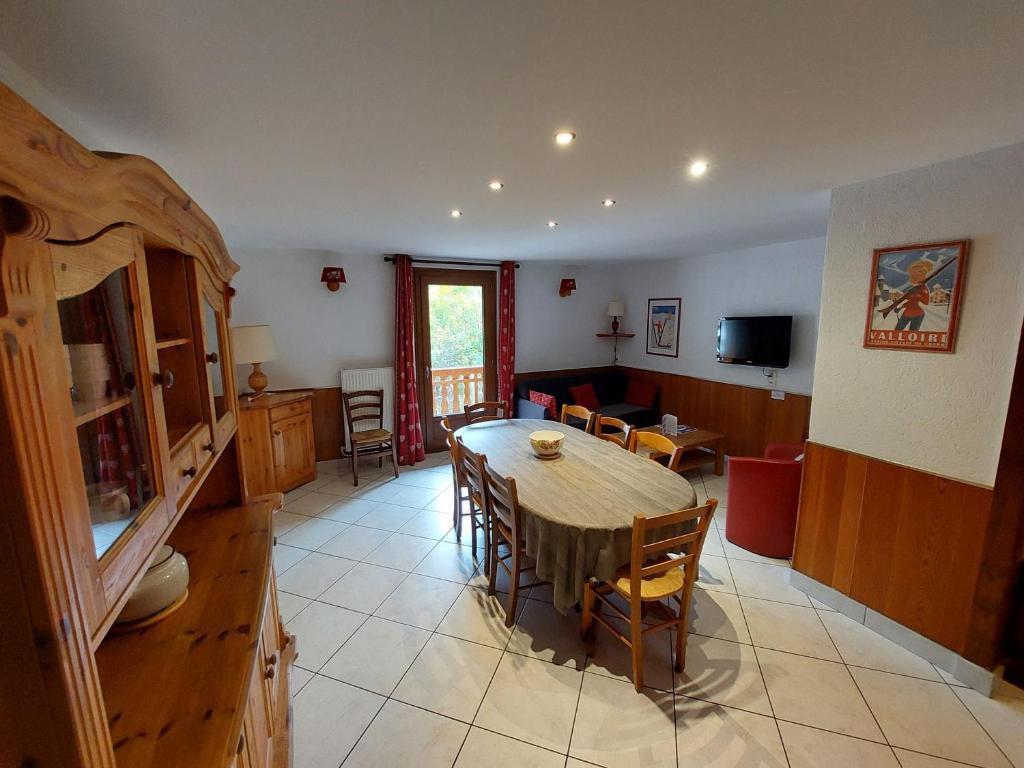 TV a/nebo společenská místnost v ubytování Appartement 4 pièces 8 personnes - Animaux admis - FR-1-263-609