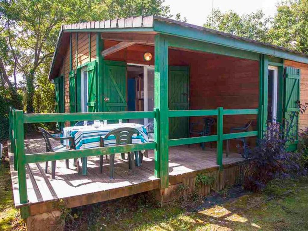 Gallery image of Chalet 30m² avec Terrasse pour 6 Personnes - API-1-52-434 in Naucelle