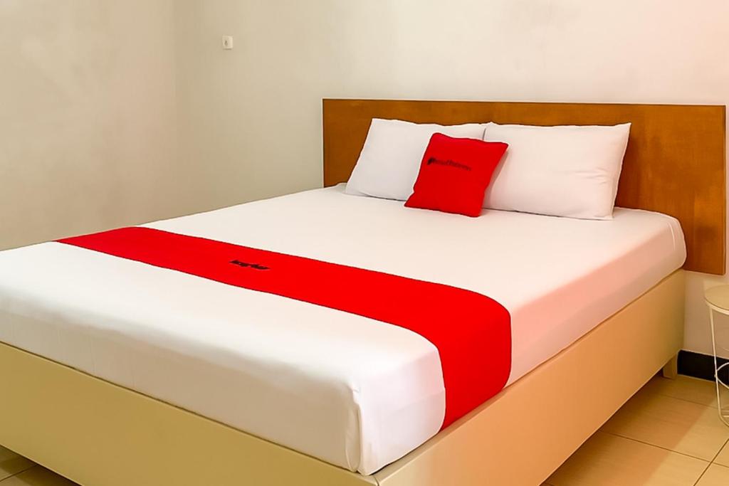 RedDoorz Syariah at Terabuci Malangbong Garut - Deluxe Tweepersoonskamer