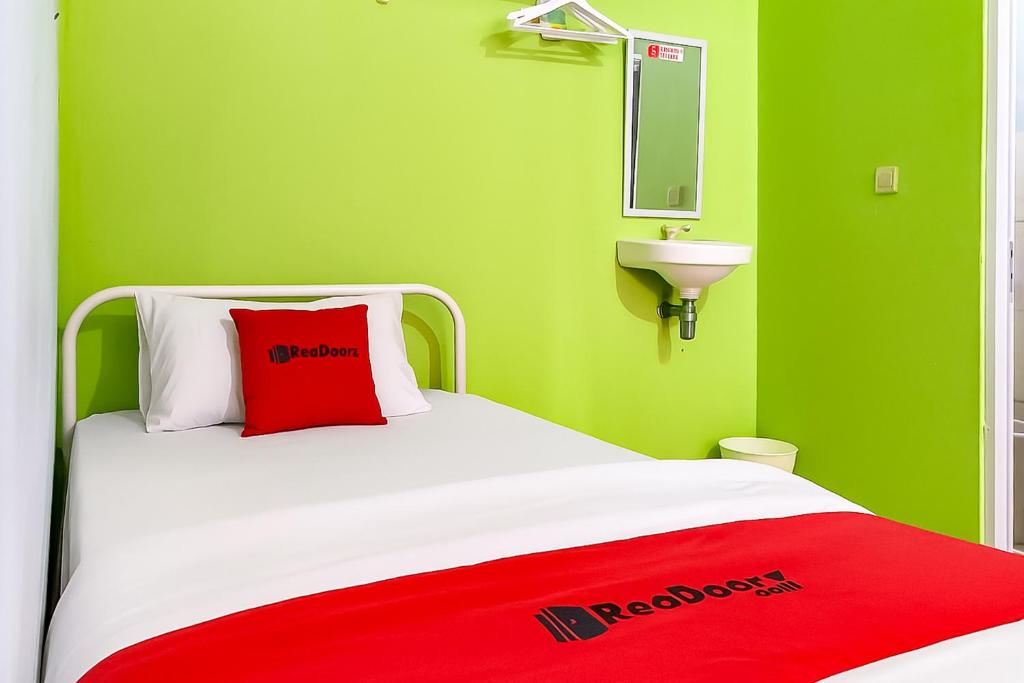 RedDoorz Syariah at Terabuci Malangbong Garut - Deluxe Tweepersoonskamer Met 2 Aparte Bedden