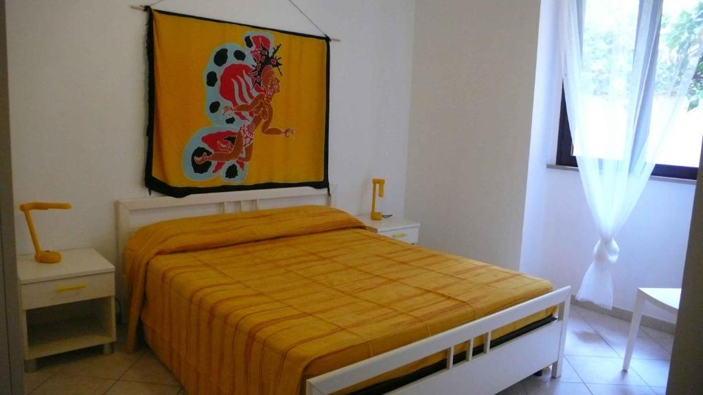 ガリポリにあるArbacani Holydaysのベッドルーム1室(壁に絵画が描かれたベッド1台付)