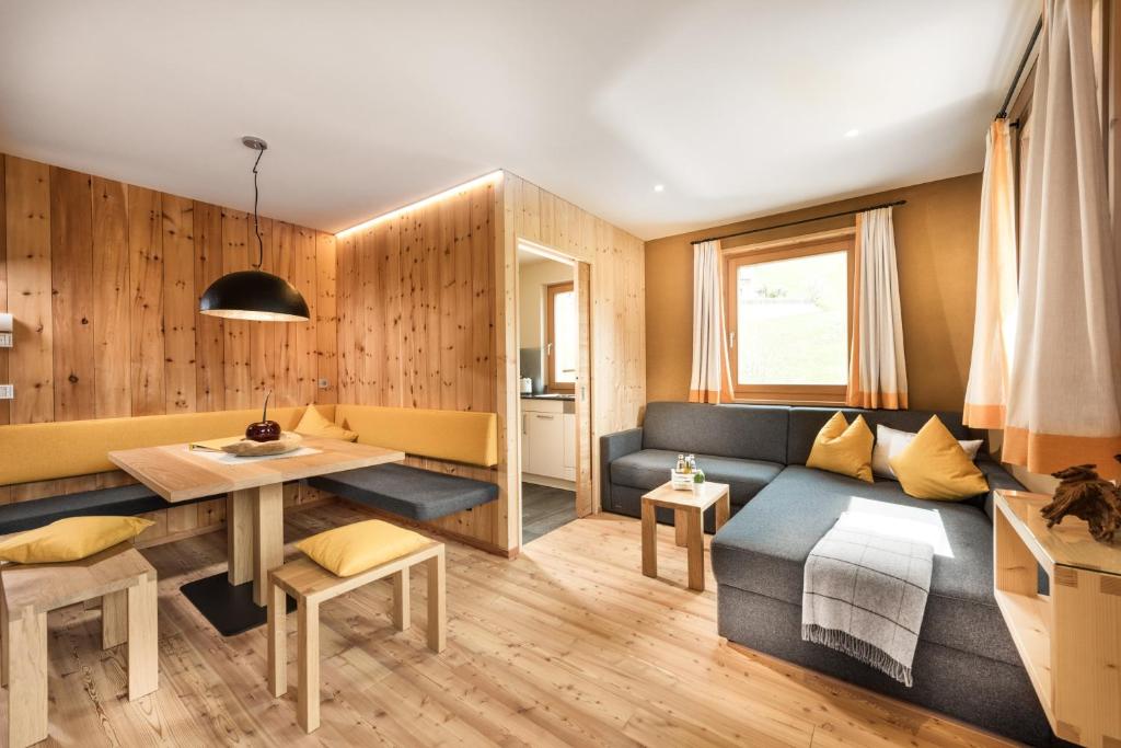 salon z kanapą i stołem w obiekcie Chalet Rudana w mieście Sesto
