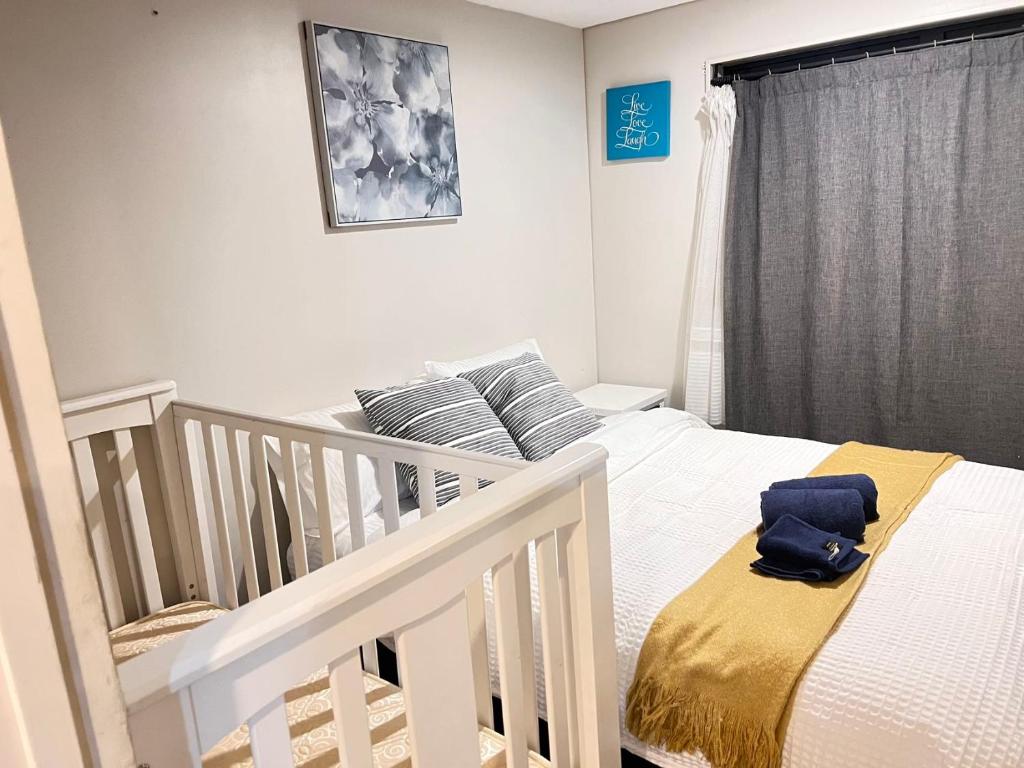 Authur's 2 bedrooms apartment, balcony, wifi, parking, cot, sunny, washing machine drier - Resim 1