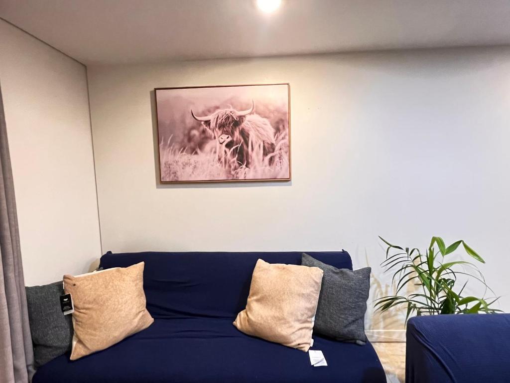 Authur's 2 bedrooms apartment, balcony, wifi, parking, cot, sunny, washing machine drier - Resim 14