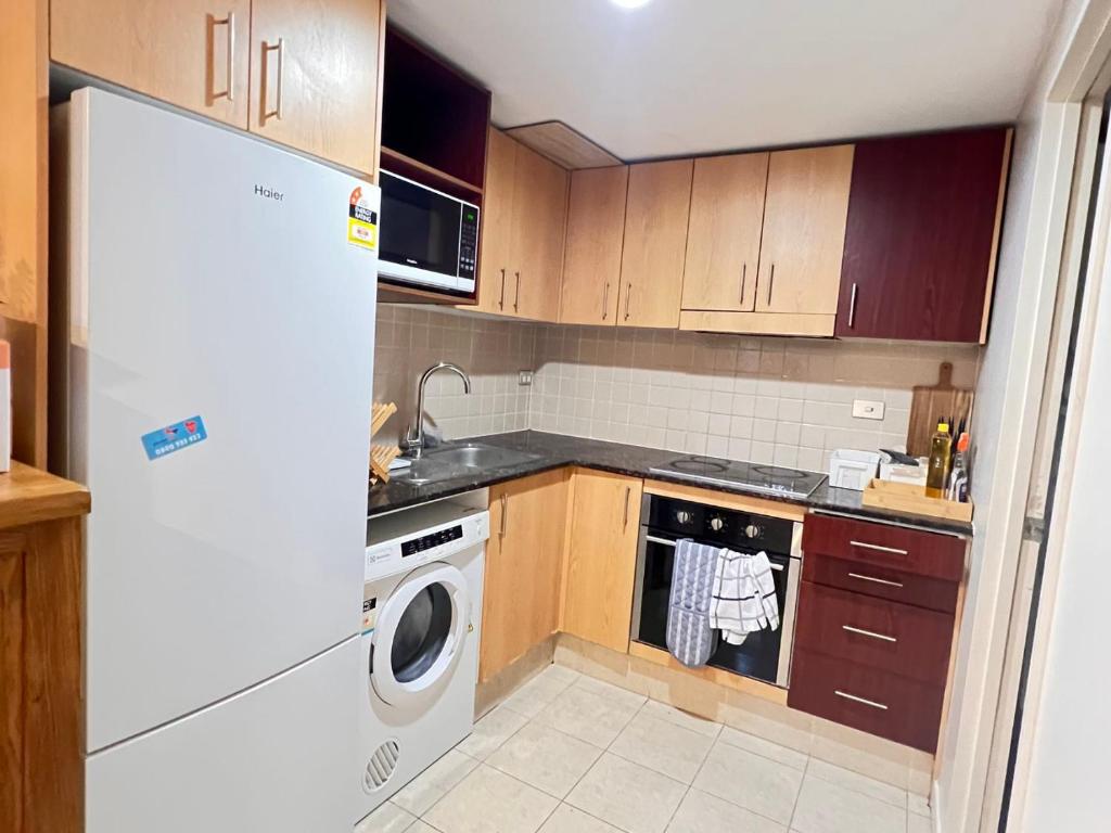 Authur's 2 bedrooms apartment, balcony, wifi, parking, cot, sunny, washing machine drier - Resim 8