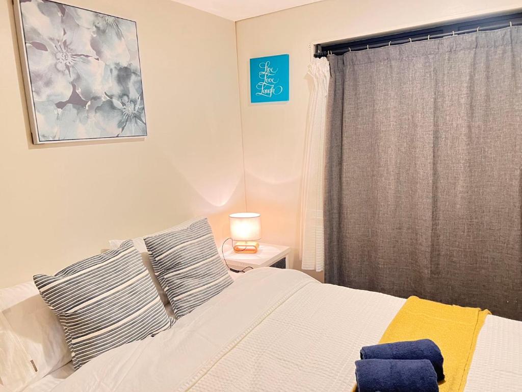 Authur's 2 bedrooms apartment, balcony, wifi, parking, cot, sunny, washing machine drier - Resim 16