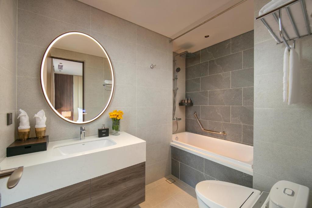 Deluxe Queen City View With Bathtub