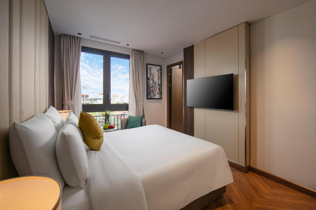 Deluxe Queen City View With Bathtub