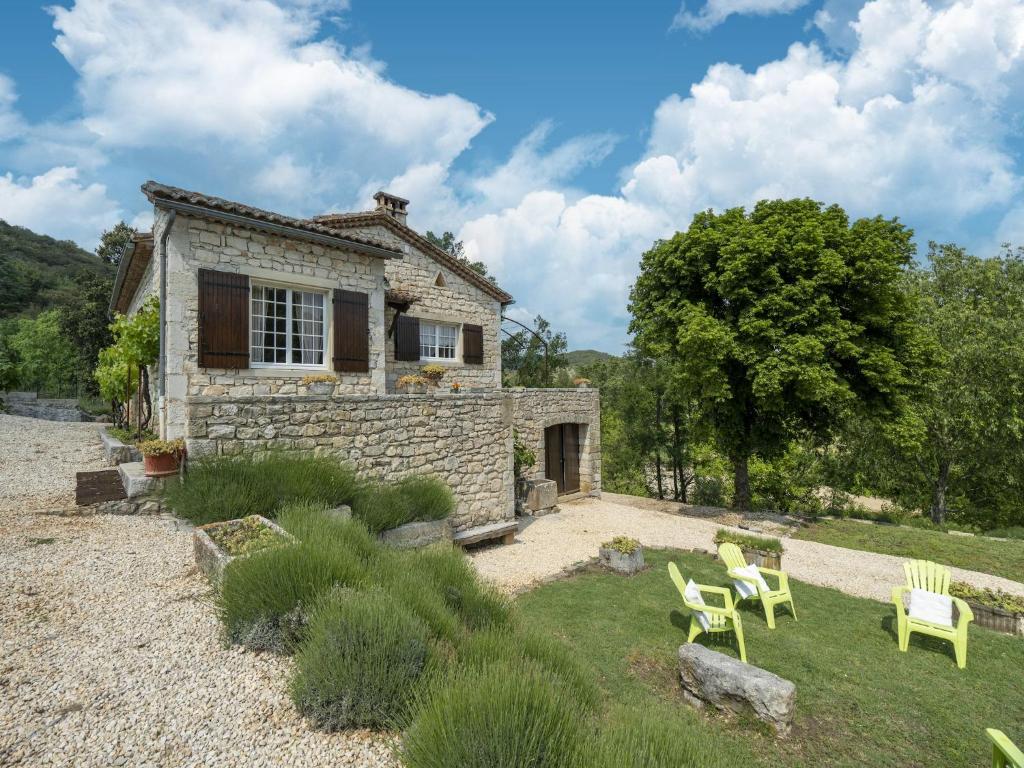 MontclusにあるHoliday Home in Montclus near riverの石造りの家