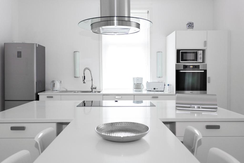 a white kitchen with a bowl on a counter at KernerApartement in Stuttgart