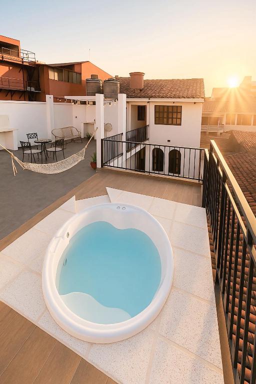 ein großer Whirlpool auf dem Dach eines Hauses in der Unterkunft Sarao in Santa Cruz de la Sierra