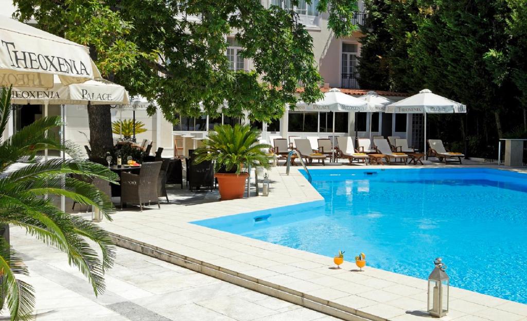 Bazén v ubytování Theoxenia Residence nebo v jeho okolí