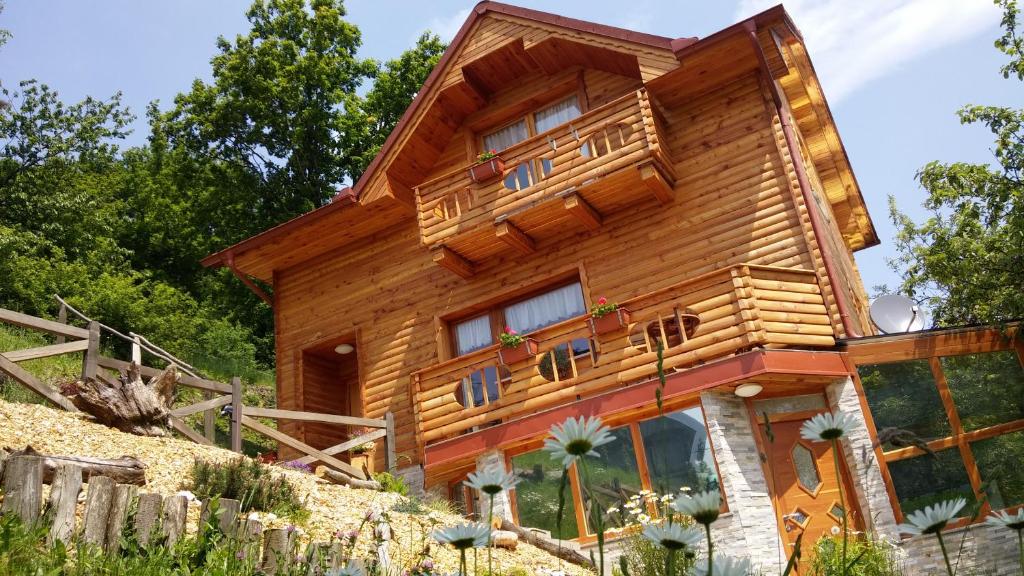 Cette cabane en rondins dispose d'un balcon sur une colline. dans l'établissement Hiška sprostitve, à Vransko