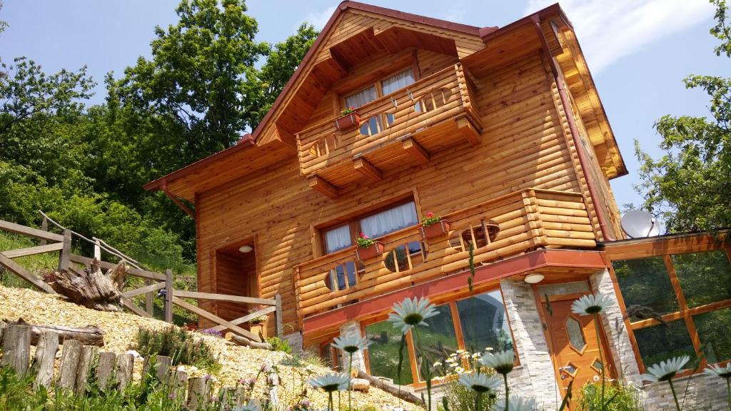 a log cabin with a balcony on a hill at Hiška sprostitve in Vransko