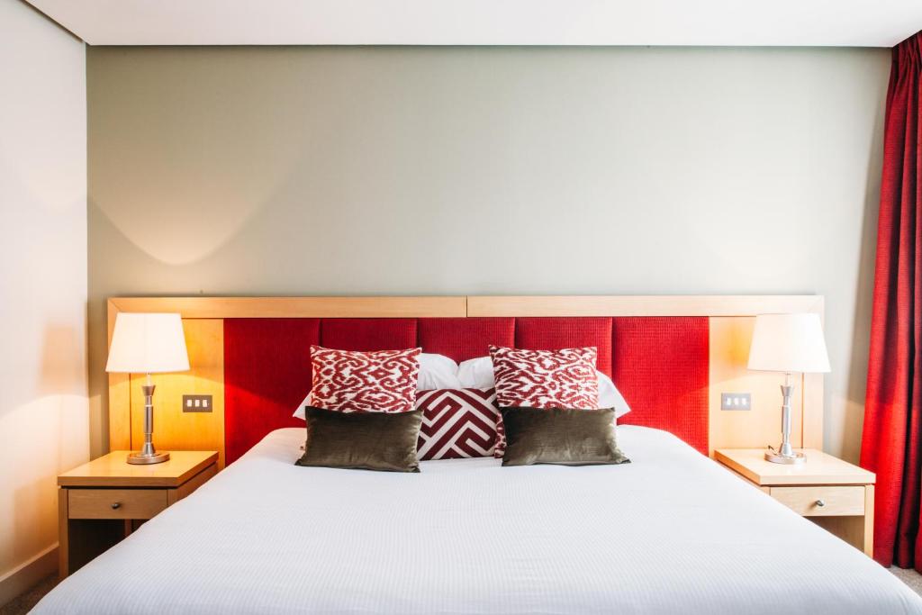 Postel nebo postele na pokoji v ubytování Kilkenny Pembroke Hotel