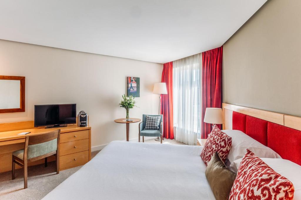 TV a/nebo společenská místnost v ubytování Kilkenny Pembroke Hotel