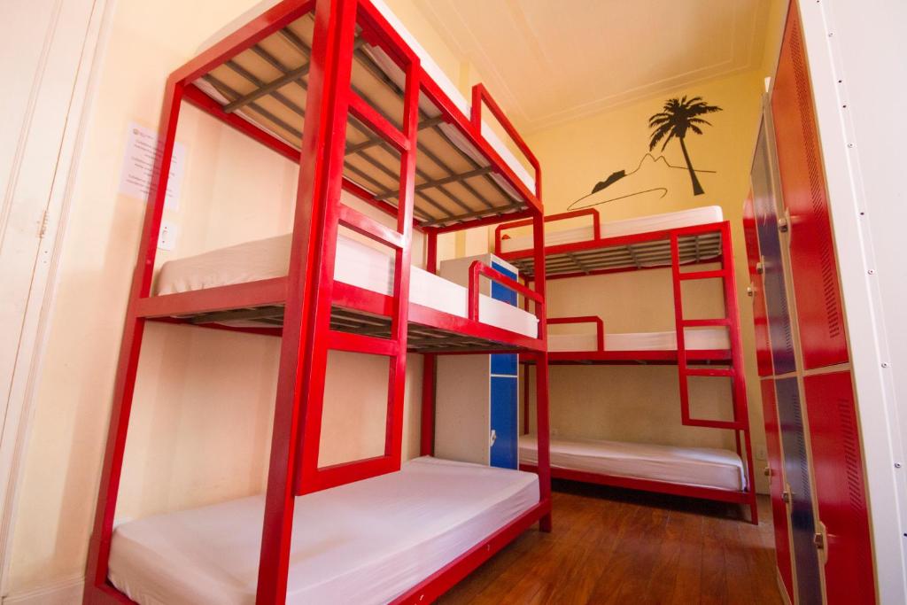 Rio Forest Hostel - 床在9张床的宿舍房间，外部共享浴室