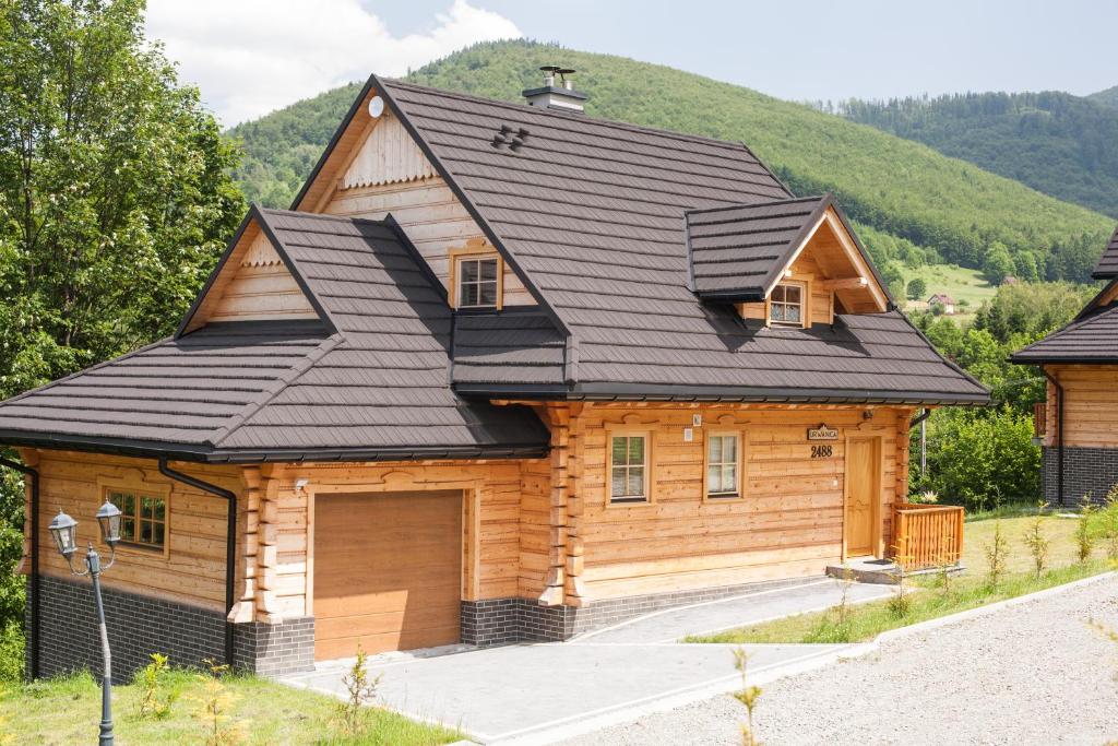 Výhľad na hory alebo výhľad na hory priamo z horskej chaty
