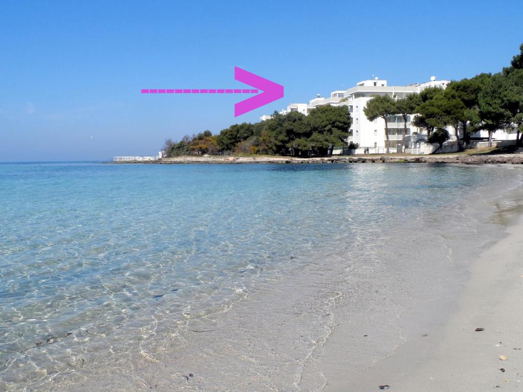 ガリポリにあるLa Spiaggia sotto Casaの地平線を指す矢印の海岸像