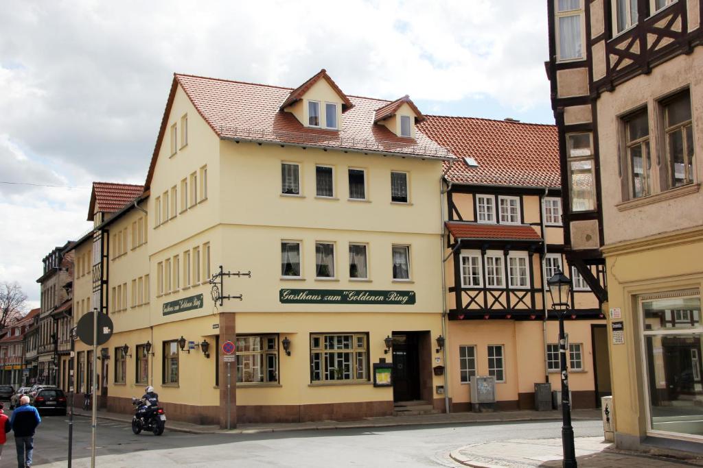 ein Gebäude an der Ecke einer Straße in der Unterkunft Hotel Garni zum Goldenen Ring in Quedlinburg