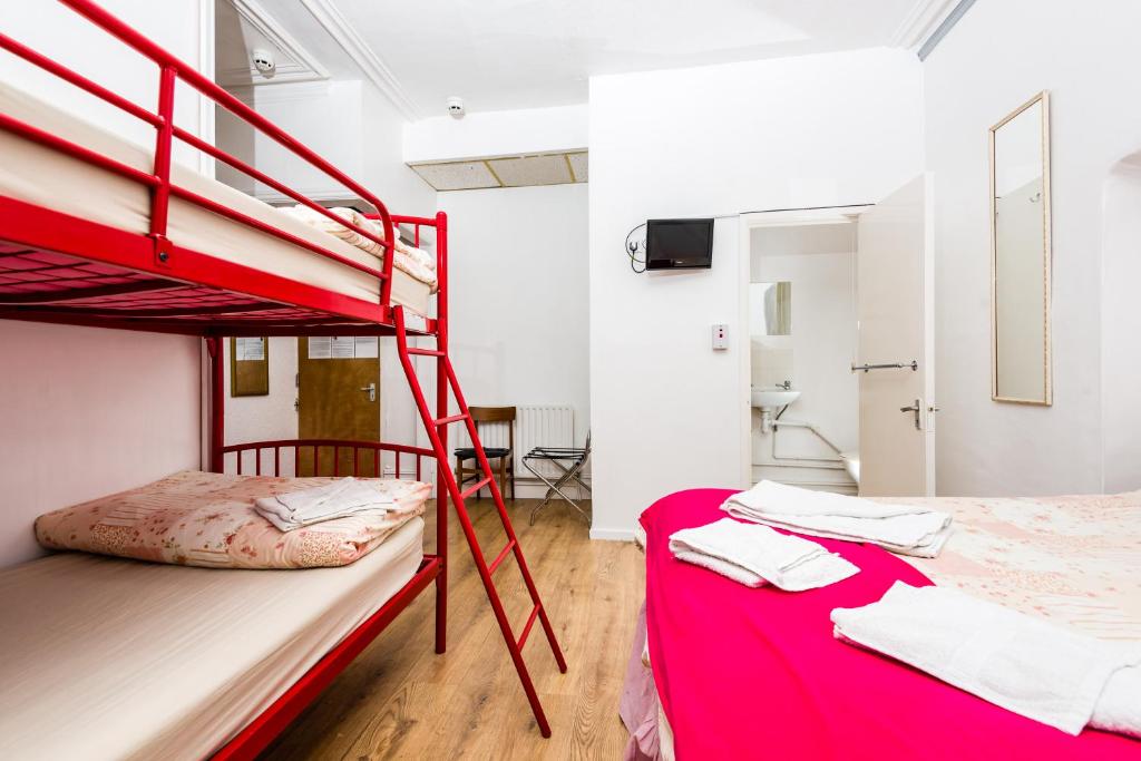Posteľ alebo postele v izbe v ubytovaní UK Travel & Hospitality LTD TA Canberra Hotel