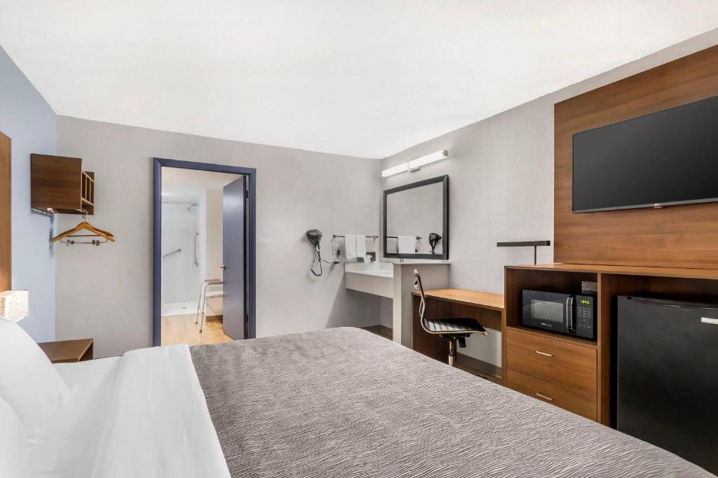 Quality Inn Madison - Huntsville - King Room - Accessible/Non-Smoking
