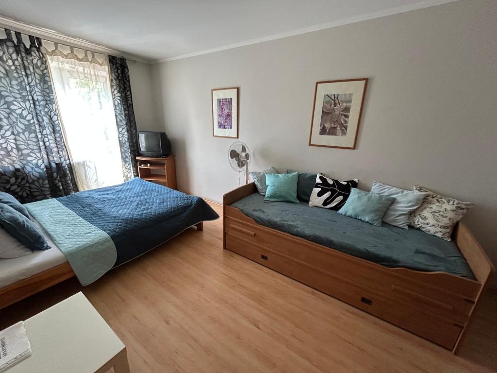 ein Schlafzimmer mit einem Bett und einem Fenster in der Unterkunft Apartment Stepana Bandery Street in Riwne