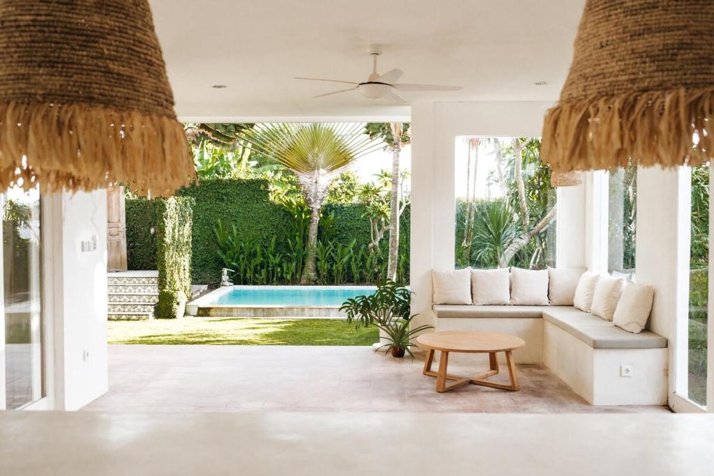 una sala de estar con un sofá y una mesa en Canggu Family Villa Pool Fence Available, en Canggu