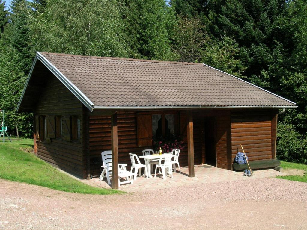 a log cabin with a table and chairs in it at Ventron Chalet with Hill Views in Ventron