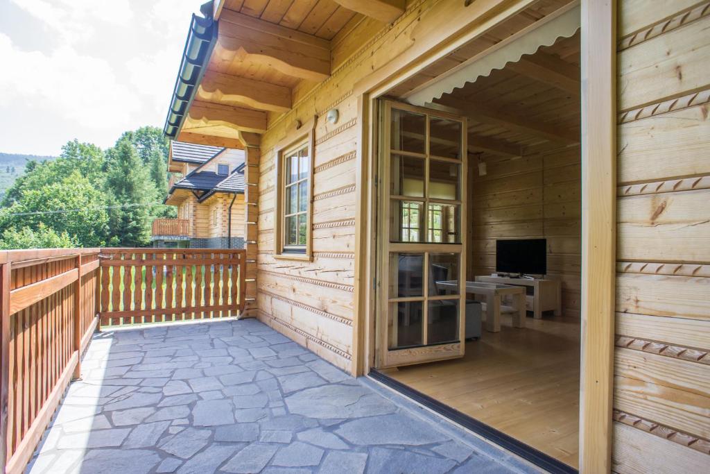 Balkón alebo terasa v ubytovaní Mosorny Park Drewniane Komfortowe Domki Całoroczne