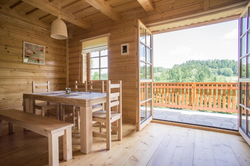 Balkón alebo terasa v ubytovaní Mosorny Park Drewniane Komfortowe Domki Całoroczne