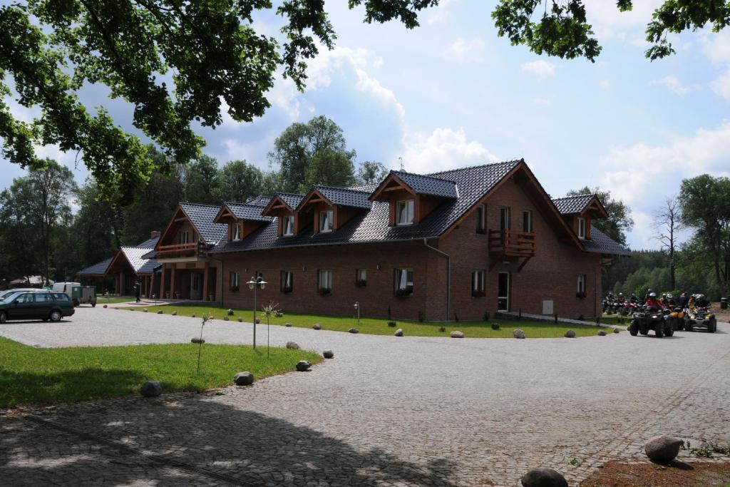 um grande edifício castanho com muitas janelas em Pensjonat Bartosz em Zagań