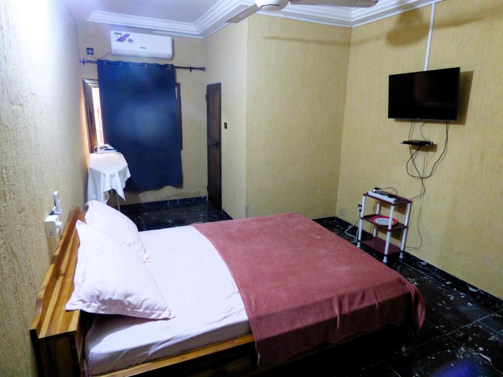 Ένα ή περισσότερα κρεβάτια σε δωμάτιο στο STUDIO 2 Climatisé et Ventilateur Plafonnier et WIFI GRATUIT A 6 NUITEES DE RESERVATION