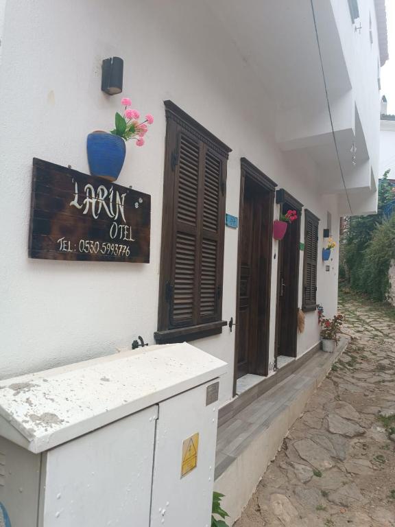 ein Gebäude mit einem Schild an der Seite in der Unterkunft Şirince Larin Pansiyon in Selçuk