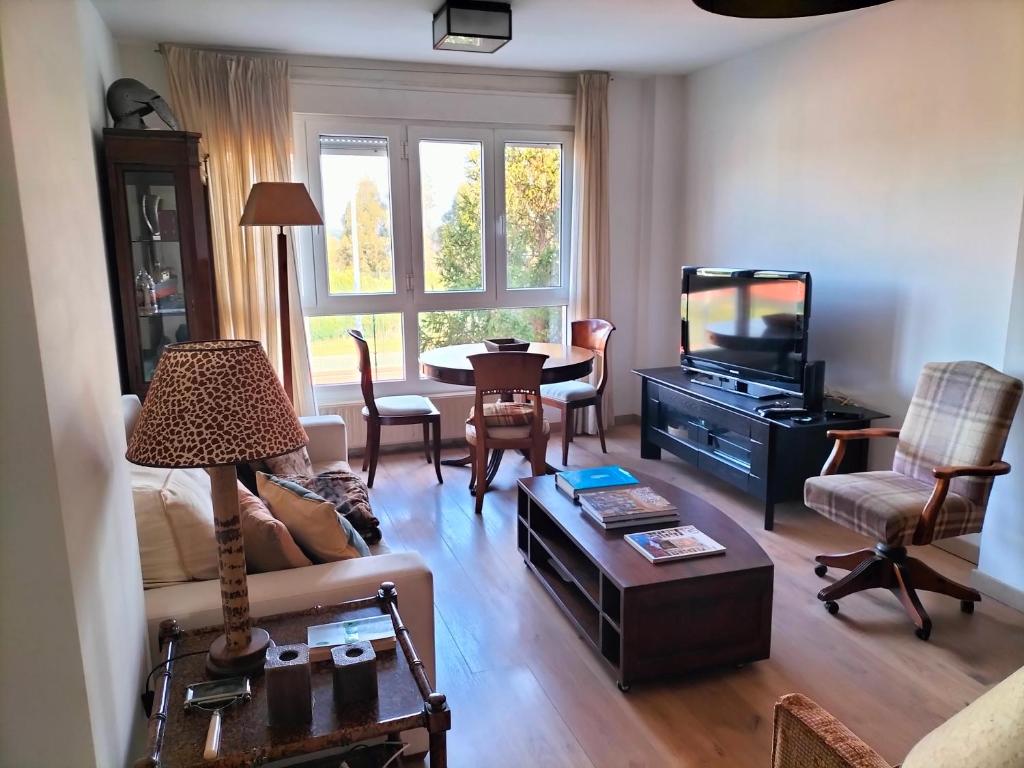 a living room with a couch and a tv at Salinas en el horizonte in Salinas