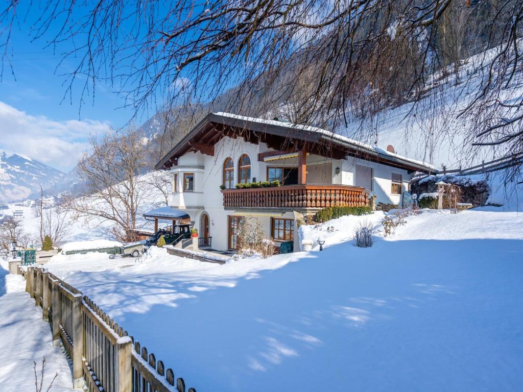 une maison dans la neige avec une clôture dans l'établissement Holiday Flat Gastein near Ski Slopes, à Bad Hofgastein