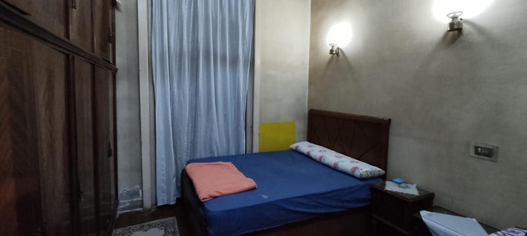 Un dormitorio pequeño con una cama y una ventana. en Magdalena House, en Alejandría