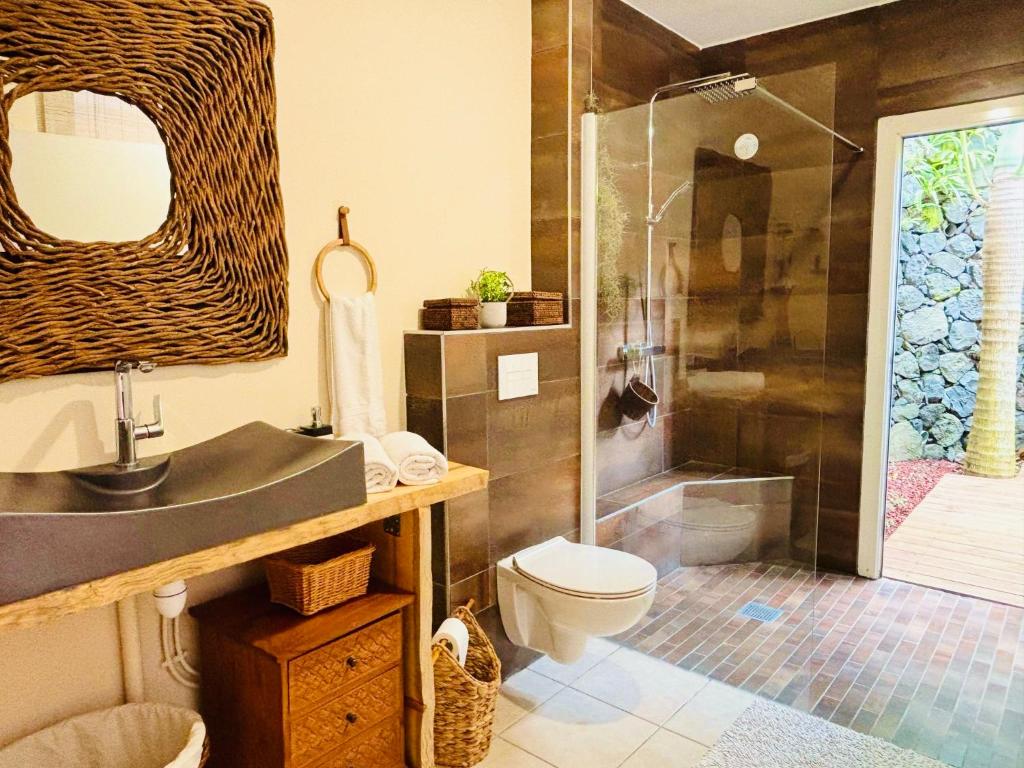 Ένα μπάνιο στο VILLA SAMAE - Vue Océan, Piscine, Jacuzzi & Charme Tropical à La Réunion