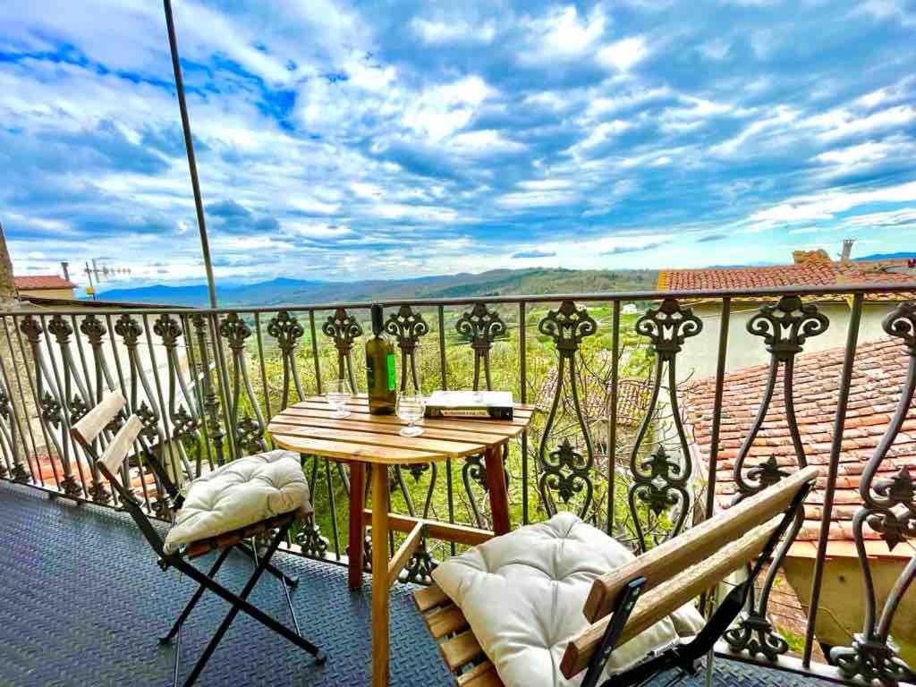 PrataにあるAntica casa nel borgo medievale di Prataの景色を望むバルコニー(テーブル、椅子付)