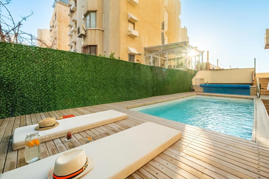Bazén v ubytování Netanya Beachfront & Pool Retreat by Sea N' Rent nebo v jeho okolí