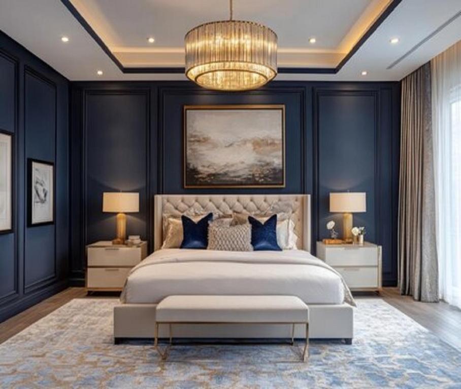 新德里Hotel TEO SUITES International Airport的一间卧室配有一张大床、蓝色的墙壁和吊灯。