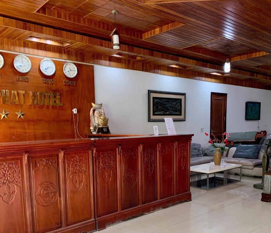 a lobby with a reception counter and a waiting room at Khách Sạn Hưng Phát in Yên Thinh (1)