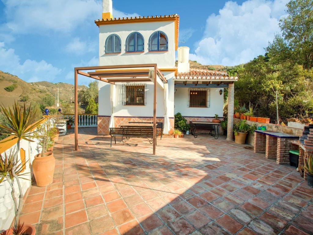 un patio frente a una casa en Sunny Solarium Holiday Home, en Málaga