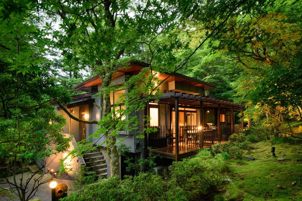 ein Haus mitten im Wald in der Unterkunft Serenity Springs Villa Morita in Hakone