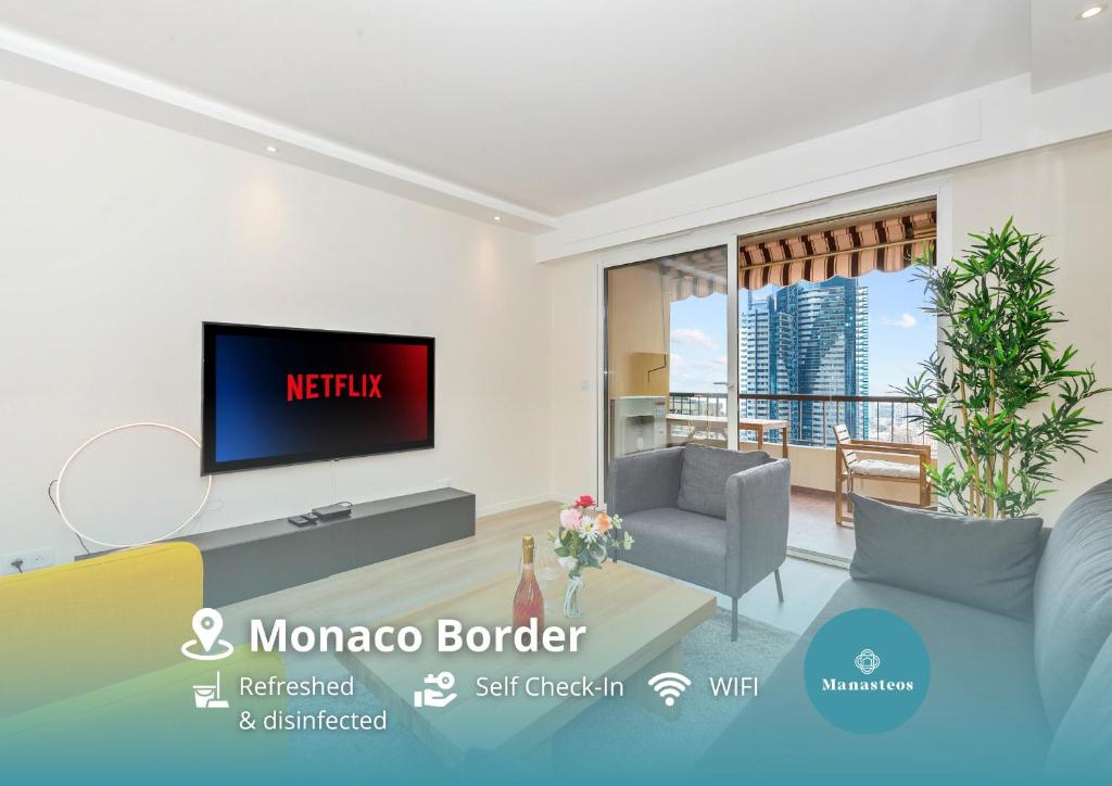 een woonkamer met een tv en een bank bij Monaco border - Balcon vue mer - DD in Beausoleil