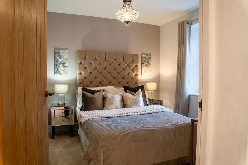 ein Schlafzimmer mit einem großen Bett und Kissen in der Unterkunft Flat 8-1 BR private parking in Newport